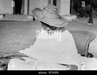 Mahatma Gandhi trägt einen Noakhali-Hut, während er sich im Birla House, New Delhi, Indien, dreht, November 1947, altes Bild des Jahrgangs 1900 Stockfoto