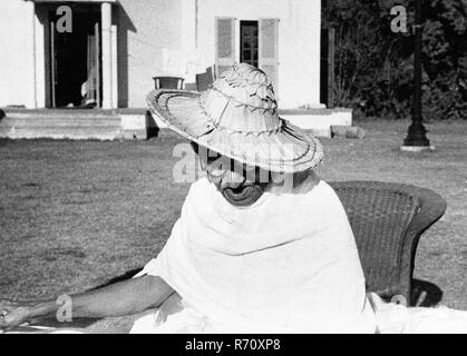 Mahatma Gandhi trägt einen Noakhali-Hut, während er sich im Birla House, New Delhi, Indien, dreht, November 1947, altes Bild des Jahrgangs 1900 Stockfoto