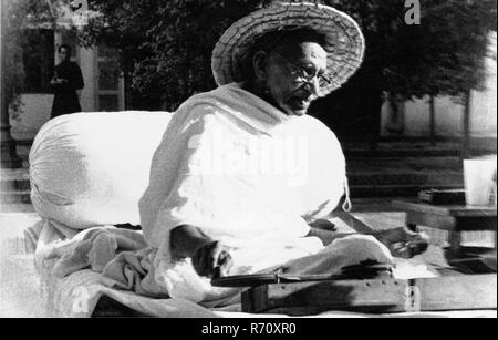 Mahatma Gandhi trägt einen Noakhali-Hut, während er sich im Birla House, New Delhi, Indien, dreht, November 1947, altes Bild des Jahrgangs 1900 Stockfoto