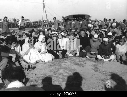 Letzter britischer Vizekönig in Indien, Lord Mountbatten und seine Familie bei der Trauerprozession von Mahatma Gandhi, 31. Januar 1948, altes Bild aus dem 19. Jahrhundert Stockfoto