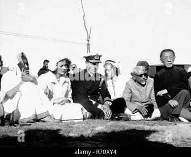 Letzter britischer Vizekönig in Indien, Lord Mountbatten und seine Familie bei der Trauerprozession von Mahatma Gandhi, 31. Januar 1948, altes Bild aus dem 19. Jahrhundert Stockfoto