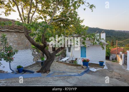Altes Steinhaus im Dorf Theologos. Insel Thassos, Griechenland Stockfoto
