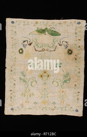 Sampler arbeitete in Kreuzstich in farbige Seide auf lose Gewebe gebleichte Bettwäsche, markierten EB VR 1836, sampler Stickereien Handarbeit Bild Seide Bettwäsche, Textil stickerei Lap lose Gewebe gebleichte Bettwäsche mit rechten und linken Kreuzdreher mit gewebten Blue Line und unter und über dem Saum Rand von 0,4 cm Breit. Das Stück ist in Kreuzstich gestickter mit Seide in verschiedenen Schattierungen von Grün elfenbein Farbe Rosa beige Gelb, Dunkelblau, Braun und Schwarz. Um es ist Blume Zweig gestickter mit Nelken und Tulpen Vögel und an den Ecken dunkel blaue Blume. An der Spitze einer Apple mit zwei Blätter und zwei Trumpf Stockfoto