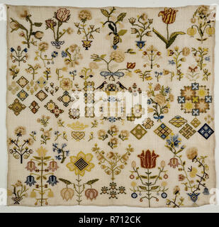 Sampler arbeitete in Rokoko oder Bündel Stich mit farbiger Seide auf lose gewebte Cremefarbene Bettwäsche in floralen Motiven, markierte 1742 HVDK, sampler Stickereien Handarbeit bilder Seide Bettwäsche, Textil stickerei Rokoko stitch bundle Nähen Sticken von bunten Seidengarne auf lose gewebte Cremefarbene Bettwäsche mit Saum Grenze von 0,6 cm. Es ist möglich, dass dieser Saum später eingelegten ist, weil die Stickerei, die teilweise auf den Saum fällt. Die tatsächliche Größe wird nicht so viel größer gewesen, seit die Vignette mit Buchstaben in der Mitte der Leinwand fällt. Arbeit hat im Rokoko Stich oder Bündel stitch in mehr getan Stockfoto