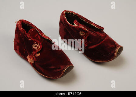 Dark Red velvet Baby Schuhe mit Ledersohle, die sich bei der spitzen Nase, Schnürung locken, Kleidung samt Baumwolle Leder Schuh Schuhe Baby Bekleidung Kinder Seide, Schuhe Kinder dunkelrotem Samt mit weißen Gämsen und schwer braun Leder im Fersenbereich gefüttert. Long Front Blatt mit Klappe unter dem Verschluss (zwei Nester). Bleibt lachsrosa Seidenband garnieren auf der Seitennaht und ferse naht. Dunkelbraun Leder Sohle mit Eingeflößt Blumenmuster schuhe Kind Baby Junge Mädchen Stockfoto