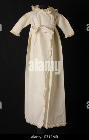 Lange weiße Baby Mantel in weißem Feinripp Baumwolle, Piqué, Fliege, runder Kragen mit Rüschen von Mull, Mantel Mantel der Baby Kleidung Kinder Kleidung Kleidung aus Baumwolle, Textil Handarbeit genäht Lange baby Mantel in weißem Feinripp Baumwolle Piqué mit Rüschen Getrimmt aus Mull Bow Tie Riemen von der Seitennaht des gleichen Materials wie der Mantel. Der vordere Teil mit offenem Kragen in der Mitte geteilt. Runder Kragen mit Rüschen. Zurück Stück unter dem Kragen. In der Taille hinter doppelten Aufstieg durch die Streicher. Zurück Schulternähte. Lange Ärmel faltig und blies auf den Kopf. Hülse Kanten mit Rüschen kleid Baby Kind Junge g Stockfoto