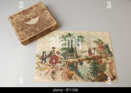 Holz- Puzzle mit Landschaft mit Mutter mit zwei Kindern auf hölzernen Brücke über die Schlucht, in braun marmoriert, Puzzle Spielzeug entspannende Medium Holz Papier Pappe Tinte Puzzle, gesägt gedruckt Lithographie bunte rechteckige Box mit Schiebedeckel. Puzzle von etwa 80 Stück. Mehrfarbige ländlichen (Arcadian) Leistung. Über Schlucht Brücke von Baumstämmen, auf dem kleinen Jungen mit Krug in der Hand. Schaut zurück zu Frau mit Logs von Holz in der einen Hand und in der anderen Hand den Griff. Sie sieht Mann mit Rucksack auf dem Rücken und hat am Deckel, in Schild: Landschaft im Deckel mit Bleistift: L K Lapra 1851 auf PUZ Stockfoto