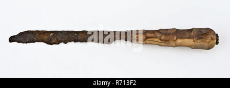 Messer mit längliche schmale Klinge und Beine mit sechseckigen Oberflächen, Messer besteck Boden eingerichtet finden Sie Knochen, Eisen, Archäologie Stockfoto