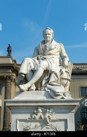 Alexander von Humboldt Statue vor der Humboldt-Universität, Unter den Linden Straße, Berlin, Deutschland Stockfoto