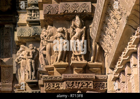 Reihe von Skulpturen auf lakshman Tempel aus dem 8. Jahrhundert, Gruppe West, Khajuraho, Madhya Pradesh, Indien Stockfoto