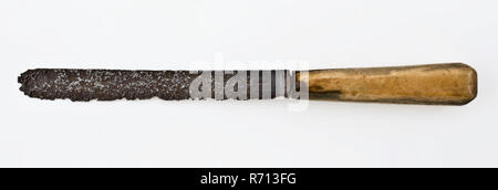 Messer mit gerader mit abgerundeten Enden und Beine mit achteckigen griff Klinge, Messer besteck Boden Bügeleisen Knochen Metall finden, Archäologie Stockfoto