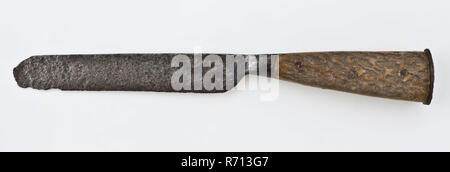 Messer mit ziemlich breiten Klinge und Griff mit zwei Beinen, Messer besteck Boden bein Eisen finden? Metall, Archäologie Stockfoto