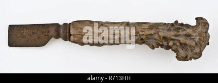 Messer mit Iron Blade und die Beine wirft mit kapriziös geschnitzten, Messer besteck Boden finden Eisen Knochen Metall, Archäologie Stockfoto