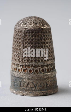 Fingerhut Silber mit Muster von Gruben, am unteren Rand der Inschrift Catalina Blavoet 1595, Fingerhut Nähzeug Boden finden, silber Metall, Guss Silber Fingerhut mit Unterkante mit Catalina Blavoet 1595 mit Ring und band mit Ringen vor; darüber hinaus ragte Seite unregelmäßig von großen und in vertikalen Linien durch Bands in drei Fächer unterteilt; mäßig dicke Mauer; die Nut zwischen den seitlichen und oberen; oben ist fein in Spiralform mit Sun oder Stern auf dem sphärischen oben gezeichnet; mögliche Silber Markierung auf der Innenseite CATALINA BLAVOET 1595 Archäologie Rotterdam Stadscentrum Stad Stockfoto