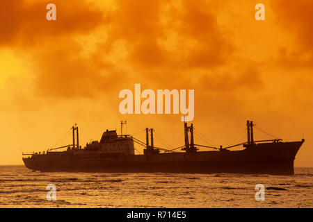 Versand, Blick auf Schiff bei Sonnenuntergang, Bandra, mumbai Bombay, Maharashtra, Indien Stockfoto