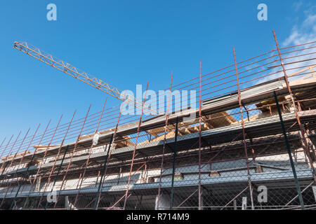 Baustelle mit Kran in einem neuen Wohngebiet Stockfoto