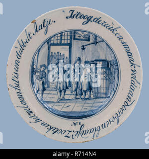 Jakob Schut, Delfter Blau Teller mit dem Auge, den Geruch und Geschmack von Wald und Blätter zufrieden; so melden es ist das Doppelte Aatje, AA auf Ton, Platte Geschirr halter Keramik Steingut Glasur Glasur, gebackene Zinn bemalt verglaste runde Platte schrägen Kante drei prun druckt Oberkante blau Unterglasur gemalt: Virginia Delfter Blau Tabak Handel Tabak Shop Interior Stockfoto