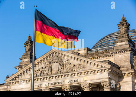 Reichstag mit Fahne, Regierungsviertel, Berlin, Deutschland Stockfoto