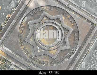 Kanaldeckel mit dem Crespi Familie Logo. Capriate San Gervasio, Bergamo, Lombardei/Italien - 15. Juni 2018 Stockfoto