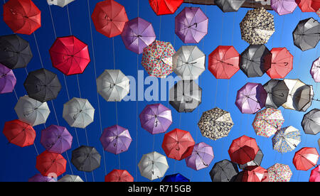 Regenschirme, Sonnenschirme, street Dekoration, Manfredonia, Appulien, Italien Stockfoto