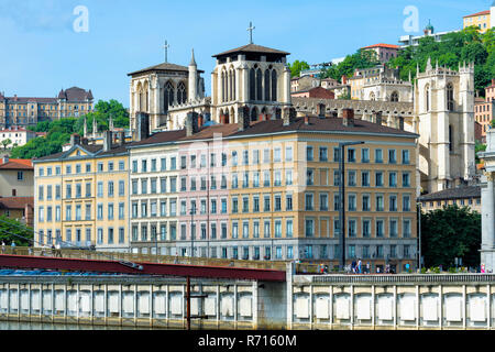 Ufer der Saône mit Lyon Kathedrale, Cathédrale Saint-Jean-Baptiste de Lyon, Lyon, Rhone, Frankreich Stockfoto