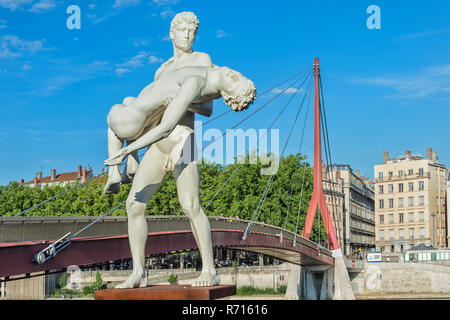Das Gewicht des Selbst Statue an den Ufern der Saône in der Nähe des Palais de Justice Fußgängerbrücke, Lyon, Rhone, Frankreich Stockfoto