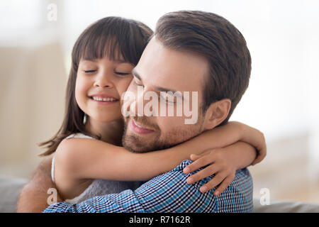 Vater und Tochter, die zu Hause sitzen Stockfoto