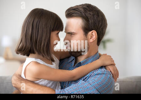 Tochter und Papa machen lustige Gesichter blasen Wangen Stockfoto