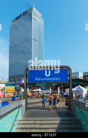 Eingang zum U-Bahnhof Alexanderplatz, Berlin, Deutschland Stockfoto