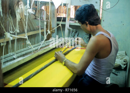 Craftman mit Seidenfäden für das Weben paithani Saree, paithan, Maharashtra, Indien Stockfoto