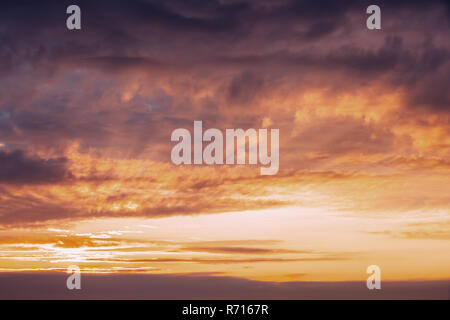 Sonnenaufgang Sonnenuntergang Himmel. Helle dramatische Himmel mit bunten Wolken. Gelb, Orange und Magenta Farben. Stockfoto