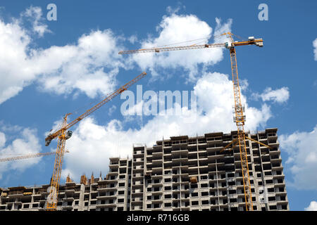 Neue, moderne Apartment Gebäude im Bau Prozess ob sonnigen Tag Vorderansicht horizontale steigen Stockfoto