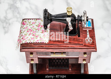 Music Box mit einer Form von Vintage Nähmaschine Stockfoto