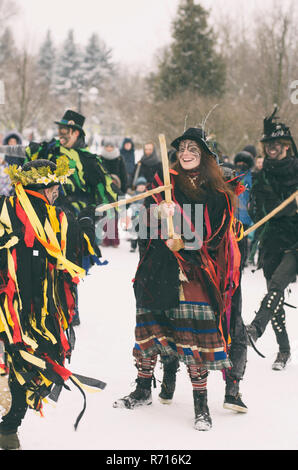 Sankt Petersburg (Zarskoje Selo), Russland - 18. Februar 2018: Stilisierte Feier der St. Patrick's Day während der Russischen urlaub Maslenitsa mit Dan Stockfoto
