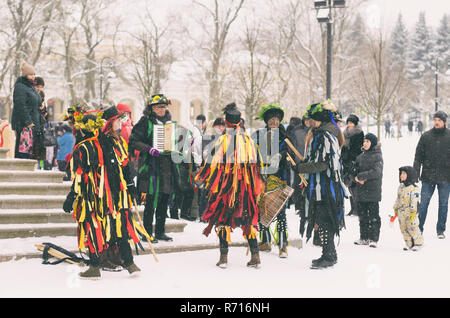 Sankt Petersburg (Zarskoje Selo), Russland - 18. Februar 2018: Stilisierte Feier der St. Patrick's Day während der Russischen urlaub Maslenitsa. Kostüm Stockfoto