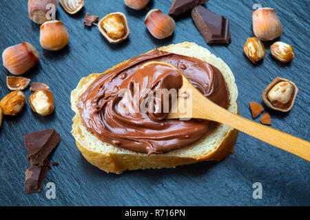 Haselnuss nougat Creme auf Scheibe Brot Stockfoto