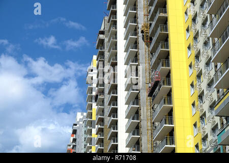 Fassade der neuen farbenfrohen modernes Wohnhaus Seitenansicht an einem sonnigen Tag close-up Stockfoto