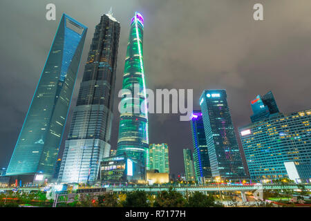 Finanzdistrikt Pudong bei Nacht, Shanghai, China Stockfoto