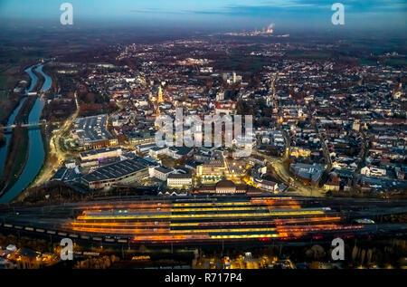 Luftaufnahme, Stadtzentrum, Dämmerung mit Hauptbahnhof, Hamm, Ruhrgebiet, Nordrhein-Westfalen, Deutschland Stockfoto