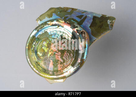 Fragment der Bauch mit Dichtung aus Speicherplatz Flasche, Glas Dichtung Flaschenhalter fragment Boden finden Gläsernen Wald Glas, w 7.0 frei geblasen und Glas Anwendung stanzen Fragment der Bauch der großen Lager Flasche mit Glas Dichtung in klares Licht grünes Glas (Glas). Dichtung der Löwe große Buchstaben C und Nummer 5 mit Krone oben: auf König Christian V. von Norwegen und Dänemark (1670-1699) Glas Dichtung: innerhalb Krone klettern Löwe mit zwei Schwänze wandte sich an die unter Krone links. Links von der Lion Text: C5 Archäologie Rotterdam Stadscentrum Stadsdriehoek Oudehaven? Newport? Store Wein d Stockfoto