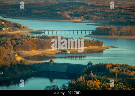 Luftaufnahme, niedrige Wasser im Möhnesee Behälter mit Staumauer, wide Shore, Naturpark Arnsberger Wald Park, Möhnesee Stockfoto