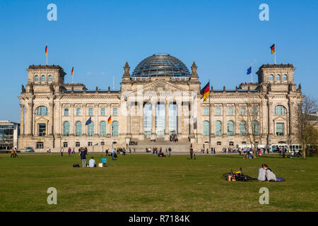 Reichstag mit Fahnen, Regierungsviertel, Platz der Republik oder Platz der Republik, Berlin, Deutschland Stockfoto