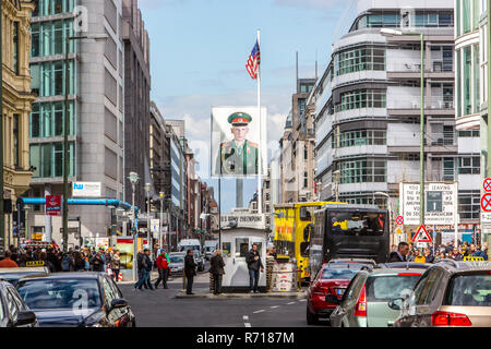 Der ehemalige US-Checkpoint Charlie, der Grenzübergang durch die Berliner Mauer, 1961-1990, Denkmal, Berlin, Deutschland Stockfoto