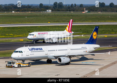 Lufthansa Airbus A321 und German Wings Airbus A320 auf der Rollbahn, Flughafen Düsseldorf International, Düsseldorf Stockfoto