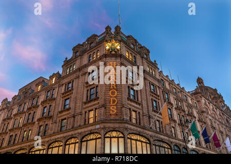 Das Kaufhaus Harrods, Blaue Stunde, London, Großbritannien Stockfoto