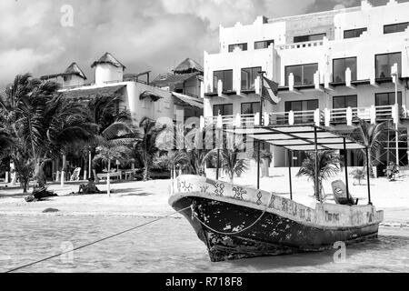 Costa Maya, Mexiko - 01. Februar 2016: Schiff mit Flagge am tropischen Strand am Meer oder Ozean Wasser, weißer Sand, grüne Palmen, Tourist Resort an einem sonnigen Tag. Sommer Urlaub, Konzept reisen Stockfoto