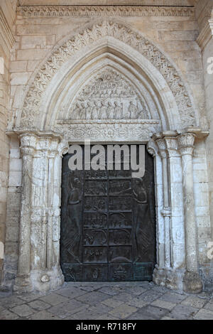 Portal der Basilika di San Michele, Monte Sant'Angelo, Apulien, Italien Stockfoto