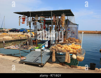 Souvenir stand mit Schwämme (Porifera) und Schalentiere, Chania, Kreta, Griechenland Stockfoto