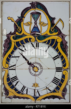 Ludolf Bakhuijzen von Arend Bakhuijzen von Atelier Bakhuijzen, Kachel-Panel, Gelb, Blau, Violett und Grün auf Weiß, Uhr mit Platte mit römischen Ziffern, gekennzeichnet und vom: Bakhuizen tot Rotterdam 1766, Fliesen bild Material Keramik Keramik Bügeleisen Glasur Metall, gebackene 2 x Glasierte bemalt Drei hoch zwei breite Gelbe shard Bakhuizen tot Rotterdam 21 (lackiert und gebackene vorne) Rotterdam Dreieck Botersloot Tempus fugit memento mori Vergänglichkeit kommt aus dem Botersloot 23 Rotterdam Hotel. Stockfoto