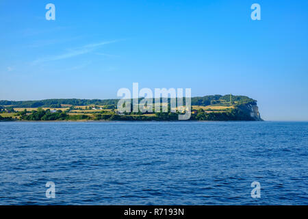 Die Küste mit den Leuchtturm von Møns Fyr auf der Insel Møn, Dänemark, Skandinavien, Europa. Stockfoto